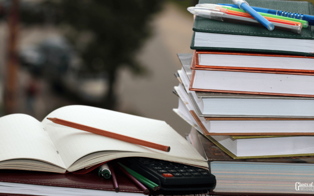 Eilauftrag Hausarbeit. Bücherstabel zu sehen.