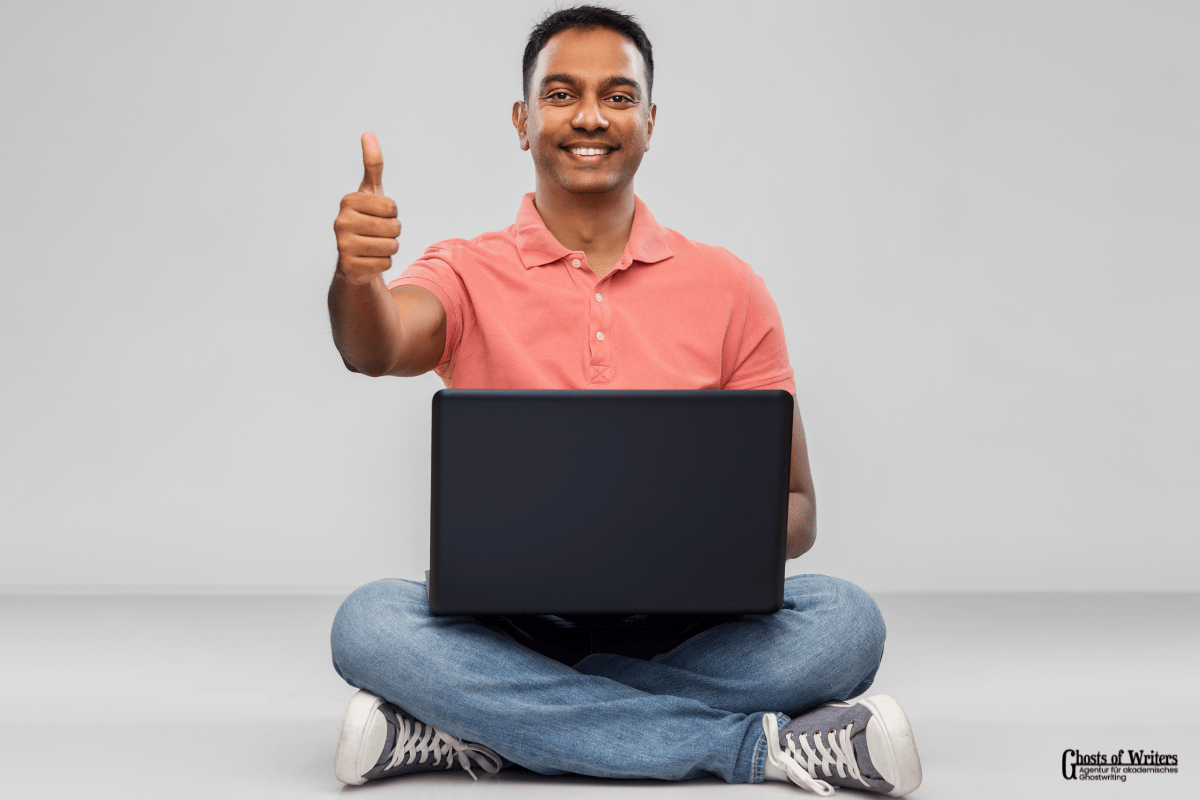Ghostwriter Bachelorarbeit. Person hebt den Daumen hoch