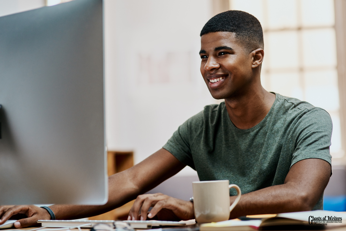 Ghostwriter Bachelorarbeit Wirtschaftsrecht-Job Ghostwriter sitzt vor dem PC