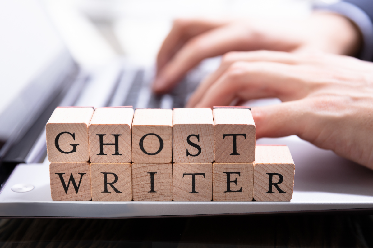 Ghostwriter Bachelorarbeit Wirtschaftsrecht-Schreiber Ghostwriter geschrieben auf Würfel, auf dem PC