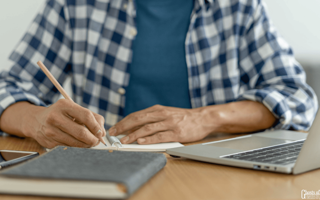 Person schreibt. Ghostwriter Doktorarbeit