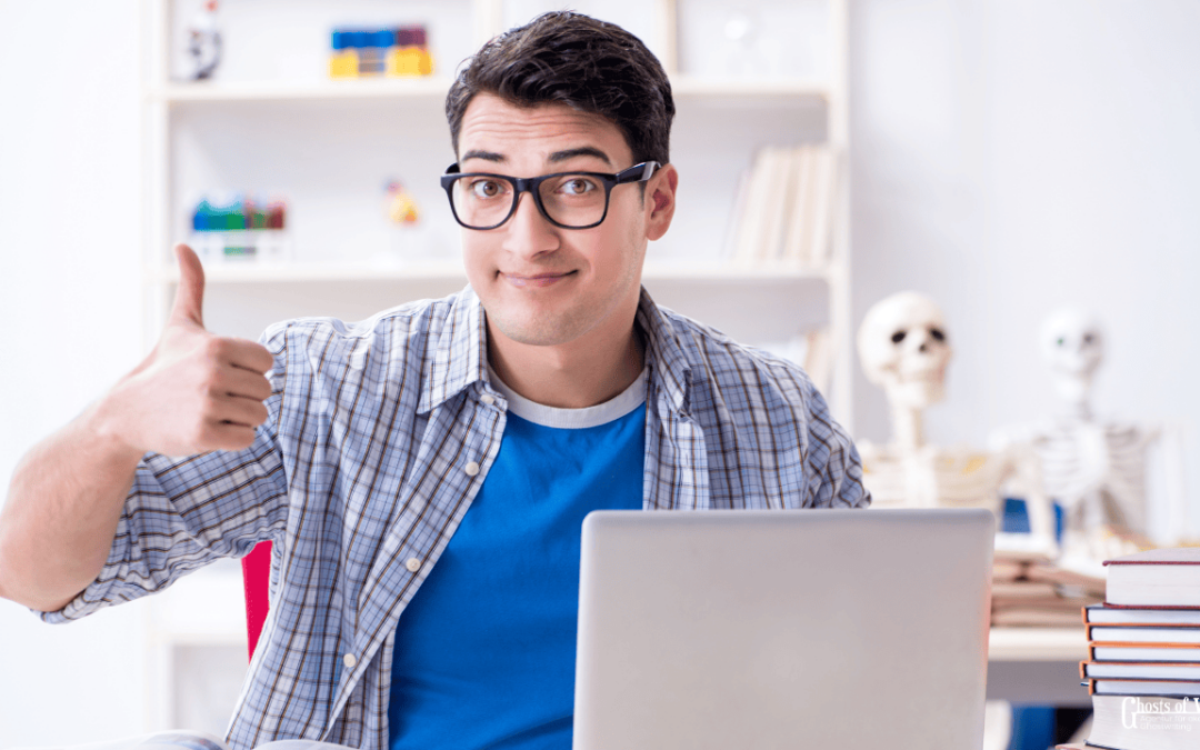 Ghostwriter Online Klausur. Person zeigt Daumen hoch