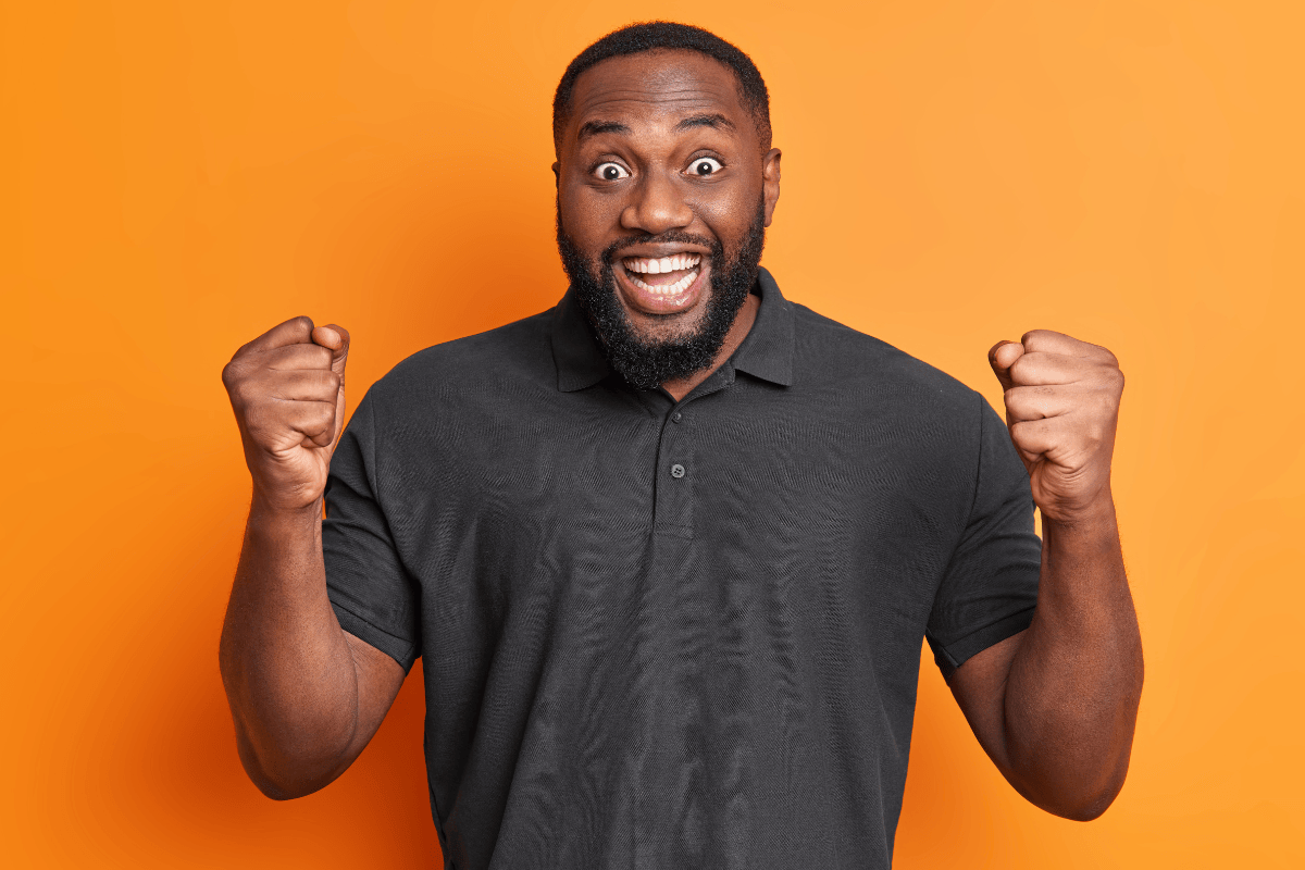 Person ist sich am freuen.Ghostwriting