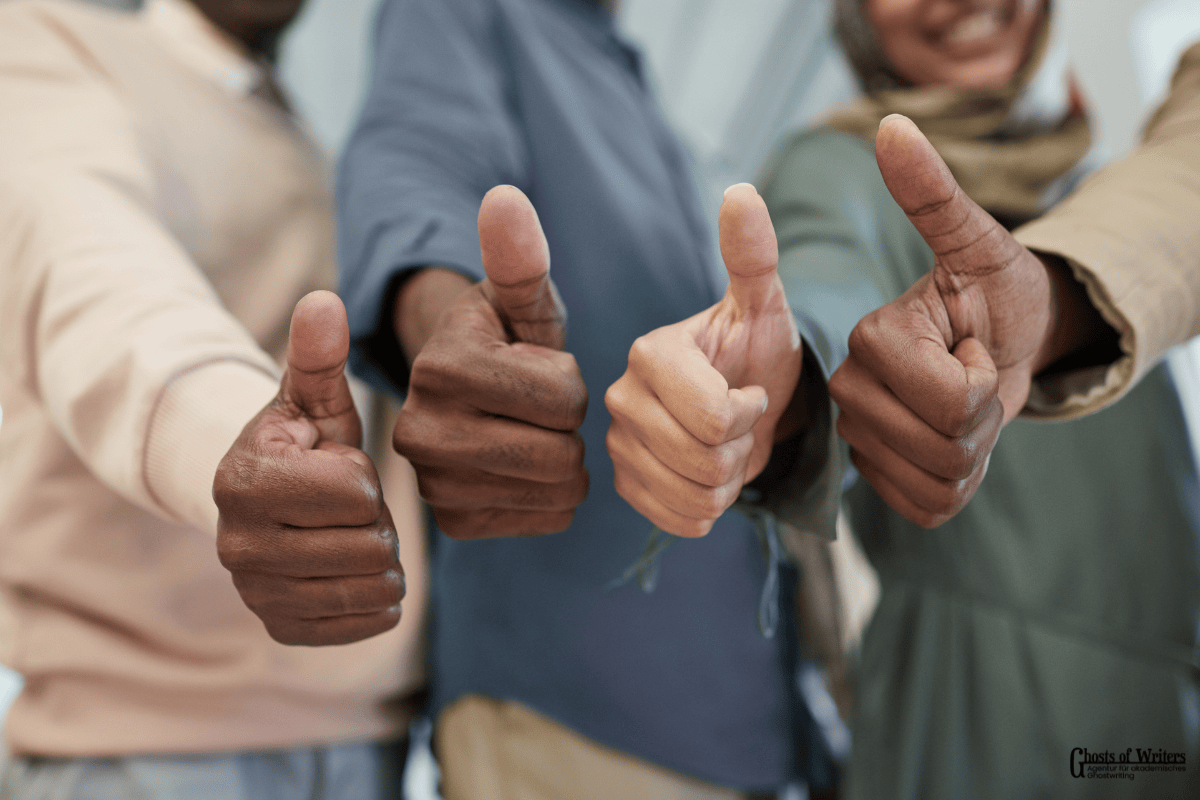 Personen zeigen den Daumen.Ghostwriting