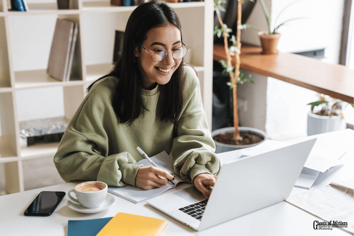 Ghostwriting Online Klausur. Frau sitzt vor dem Laptop und macht eine online Prüfung