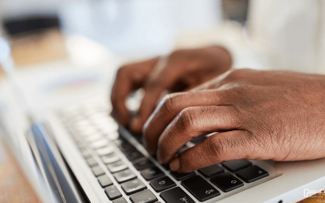 Ghostwriting in Hamburg. Eine Person tippt auf dem Laptop.