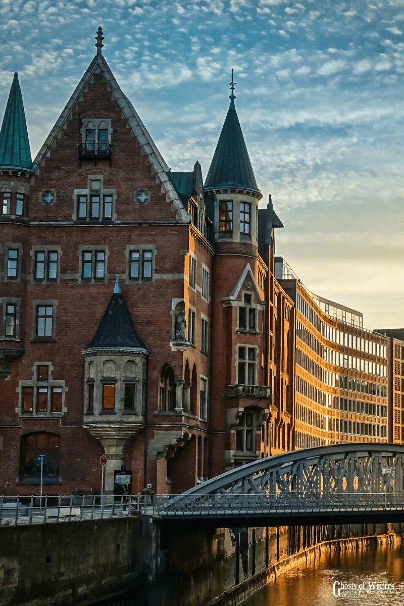 Ghostwriting in Hamburg. Gebäude mit Brücke in Hamburg zu sehen.
