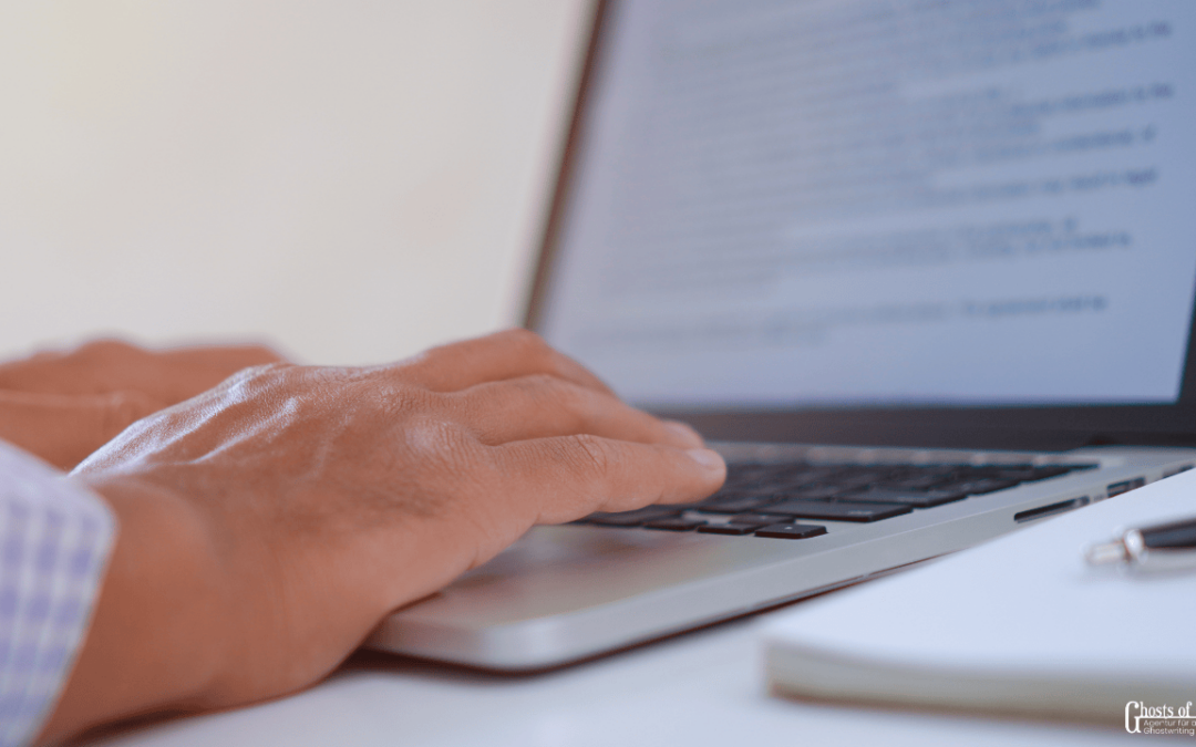Ghostwriting in Heidelberg. Mann ist am schrieben am Laptop.