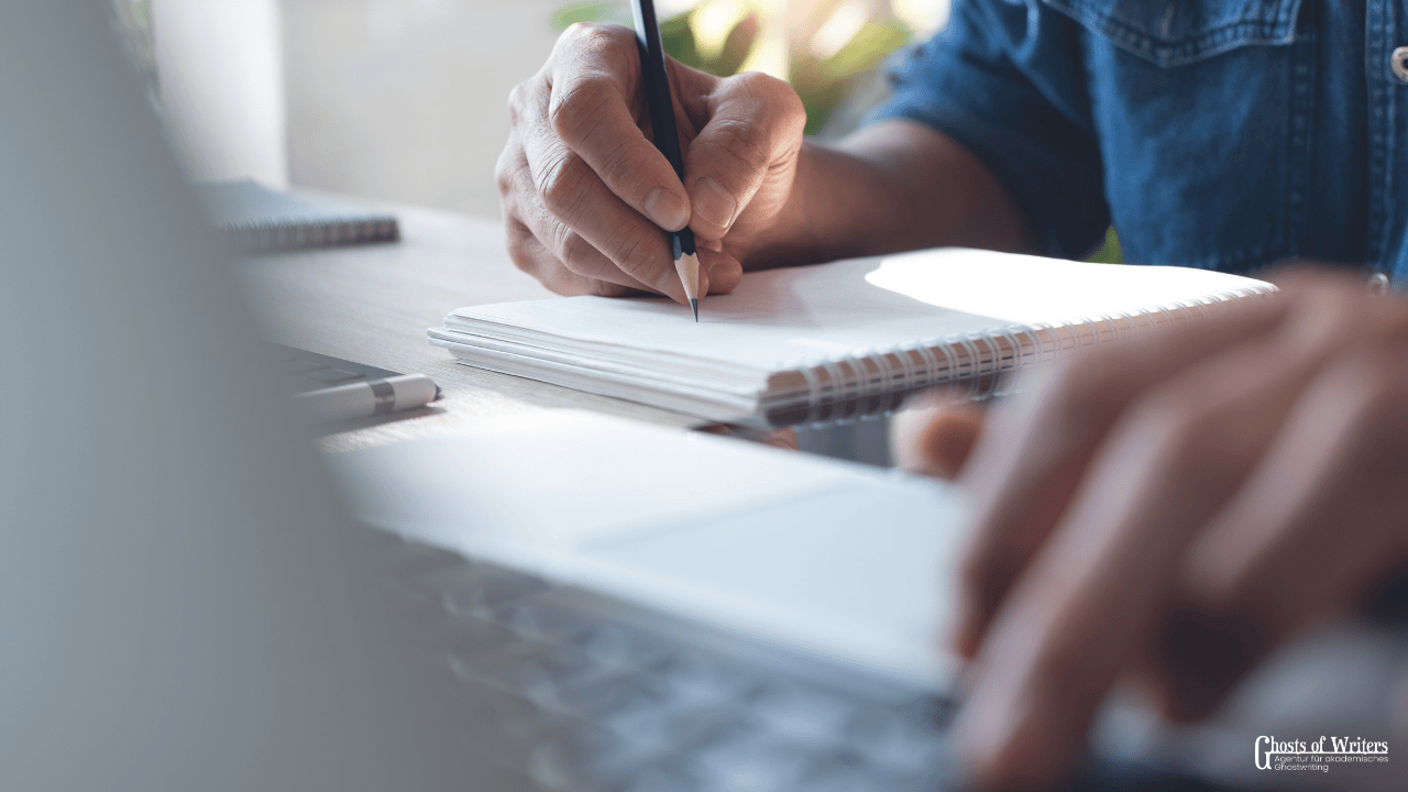 Klausur schreiben lassen. perosn tippt auf einem Laptop