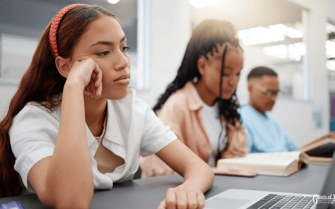Klausur schreiben lassen. Schüler sitzen vor einer online Klausur