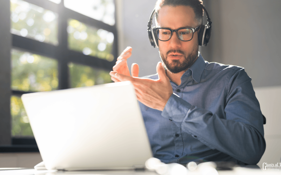 Eine Person sitzt vor dem Laptop und hilft bei einer online Prüfung