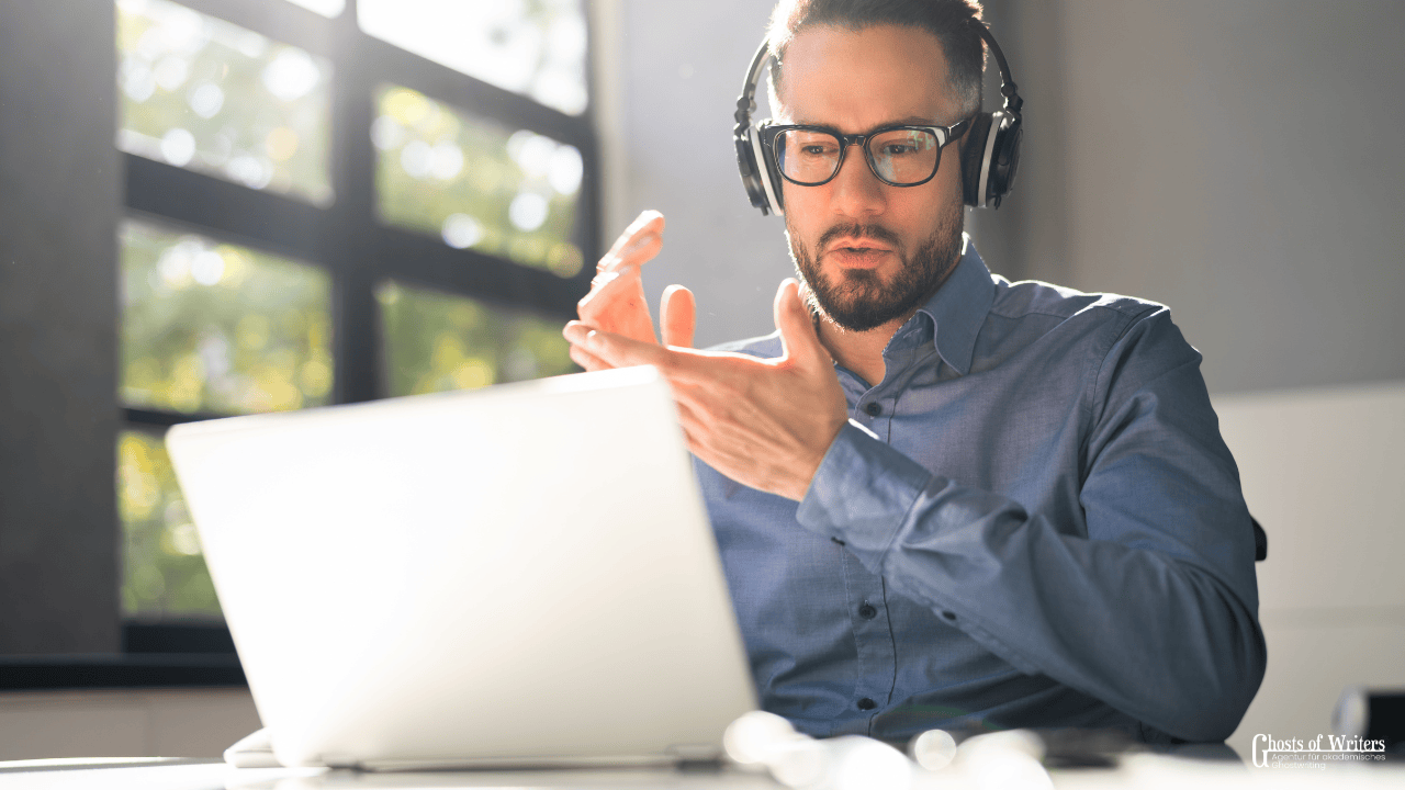 Eine Person sitzt vor dem Laptop und hilft bei einer online Prüfung