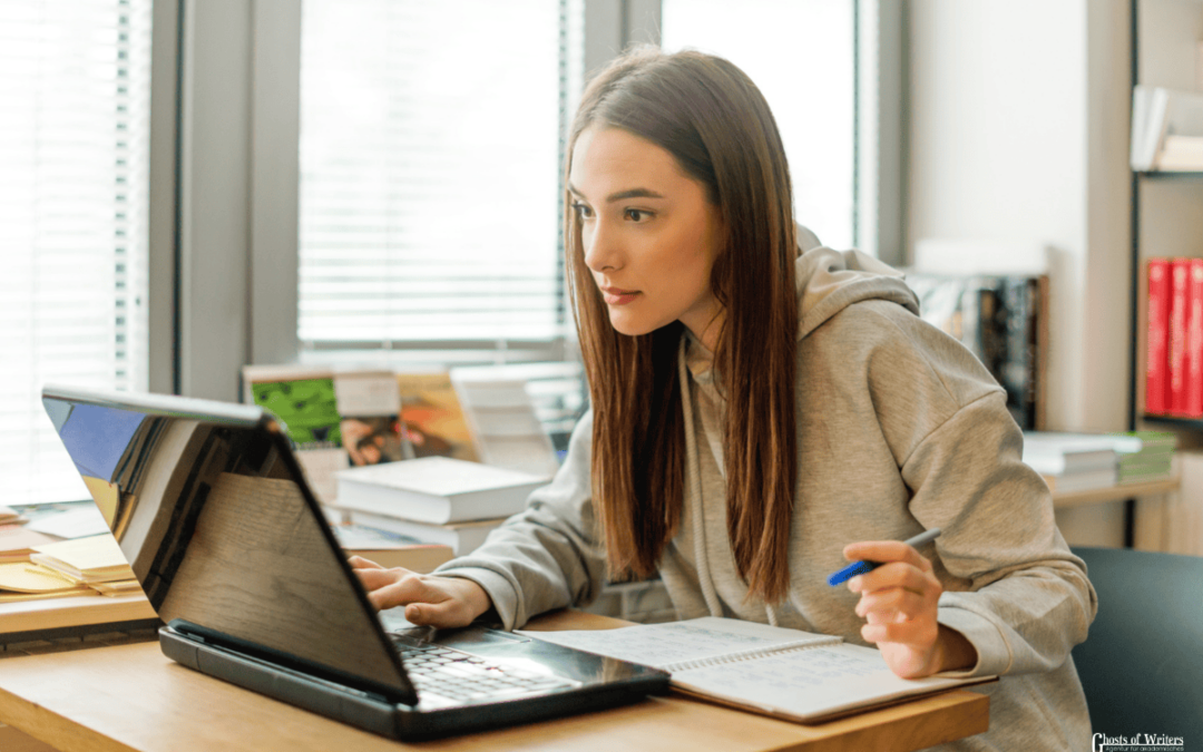 Unterstuetzung Online Klausur. Studentin sitzt vor dem Laptop und schliesst eine Online Prüfung ab.