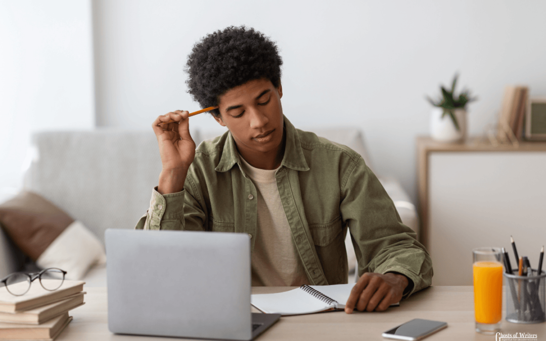 Unterstuetzung Online Klausur- Student ist verzweifelt vor einem PC bei einer Online Prüfung.