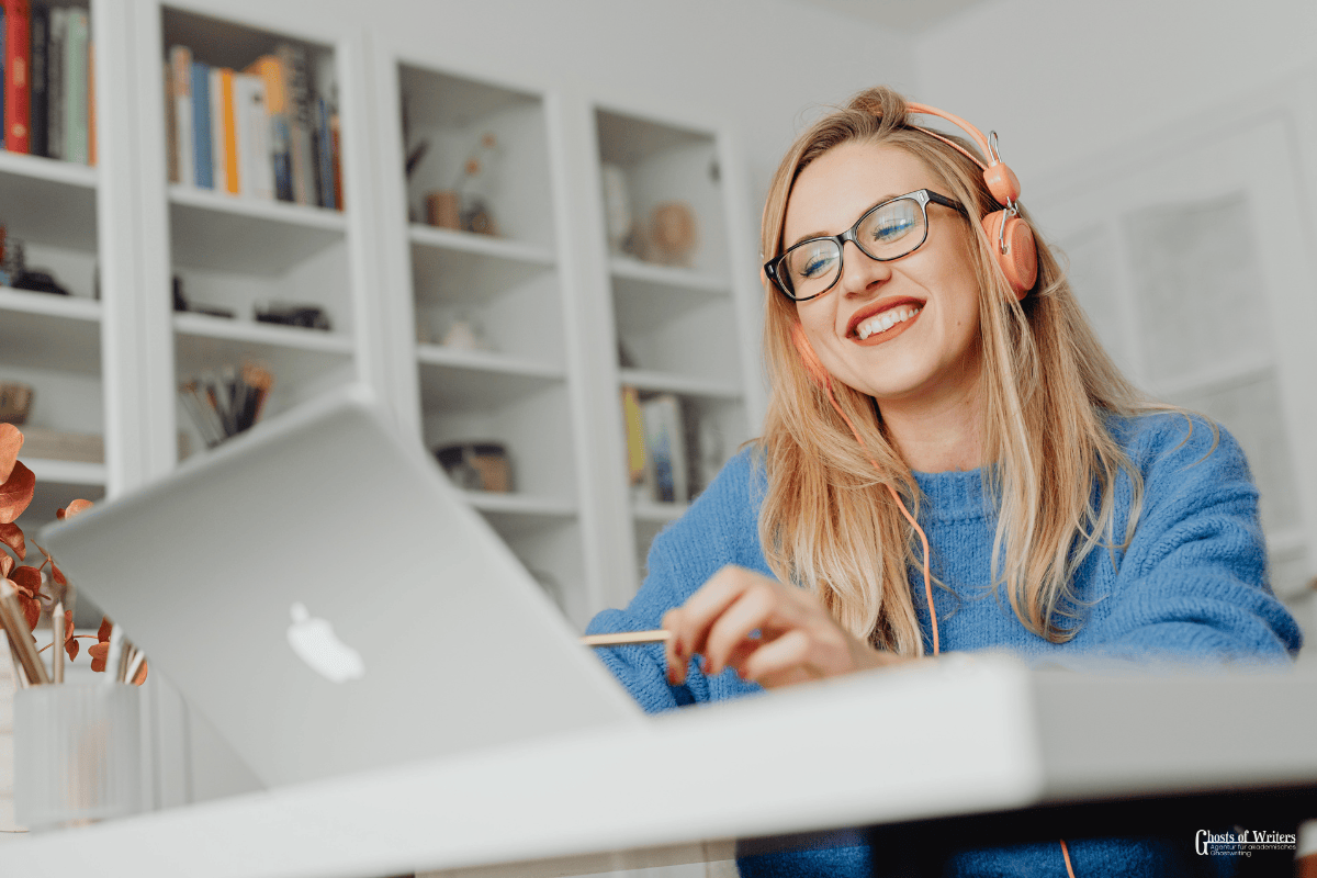 Ghostwriting in Aachen. Frau schriebt am Laptop