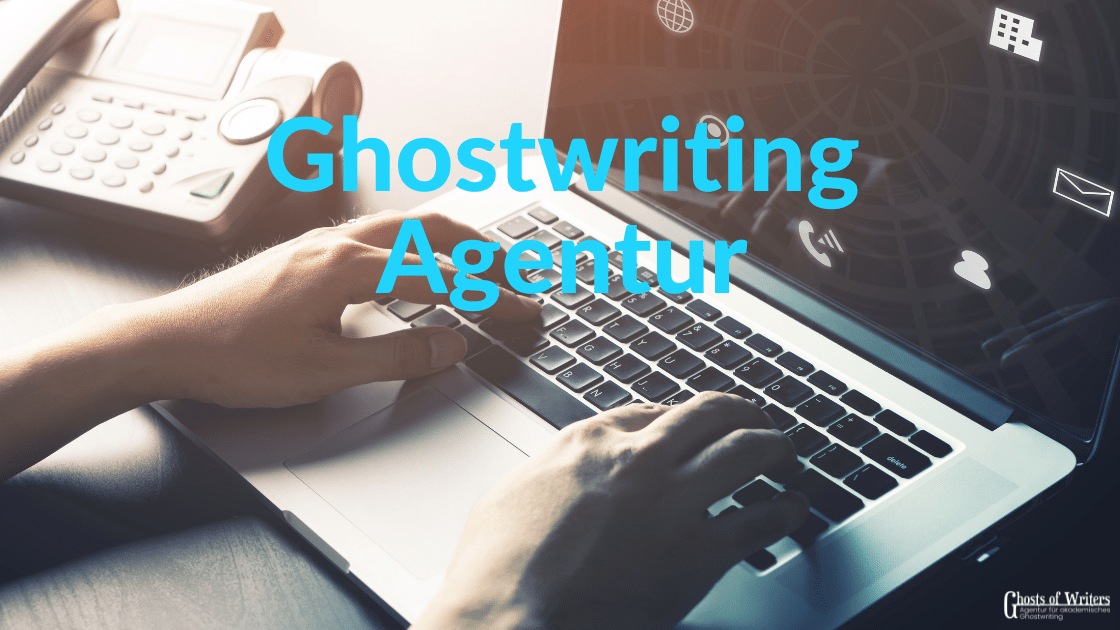 Eine Person sucht was am Laptop. Hier wird eine Ghostwriting Agentur gesucht